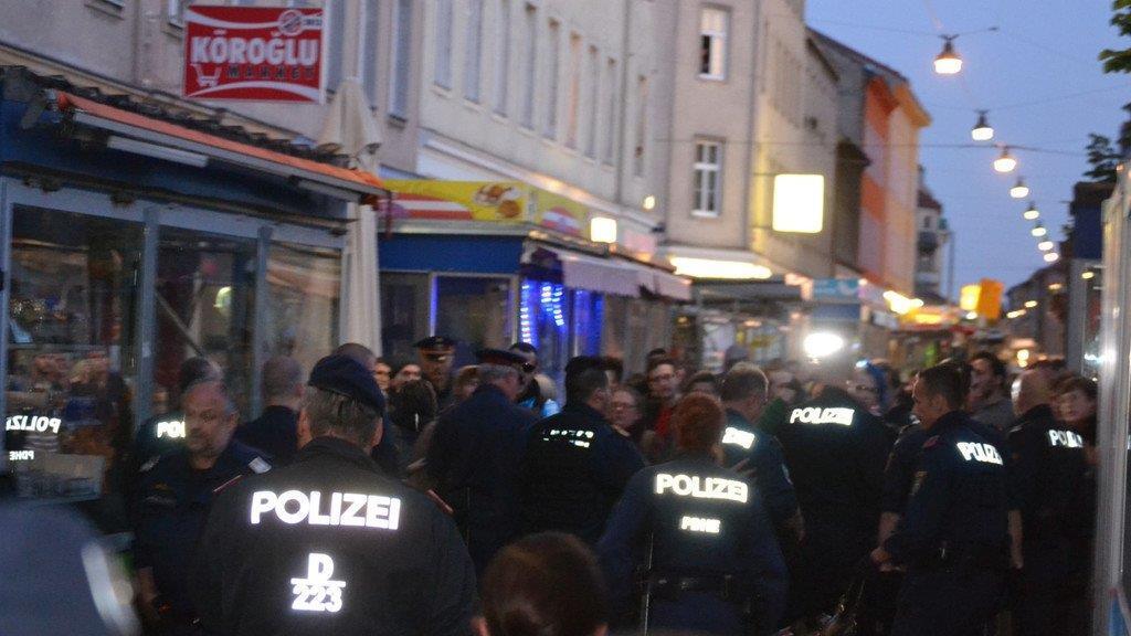 "Mahnwache" und Demo am Brunnenmarkt: Polizeieinsatz