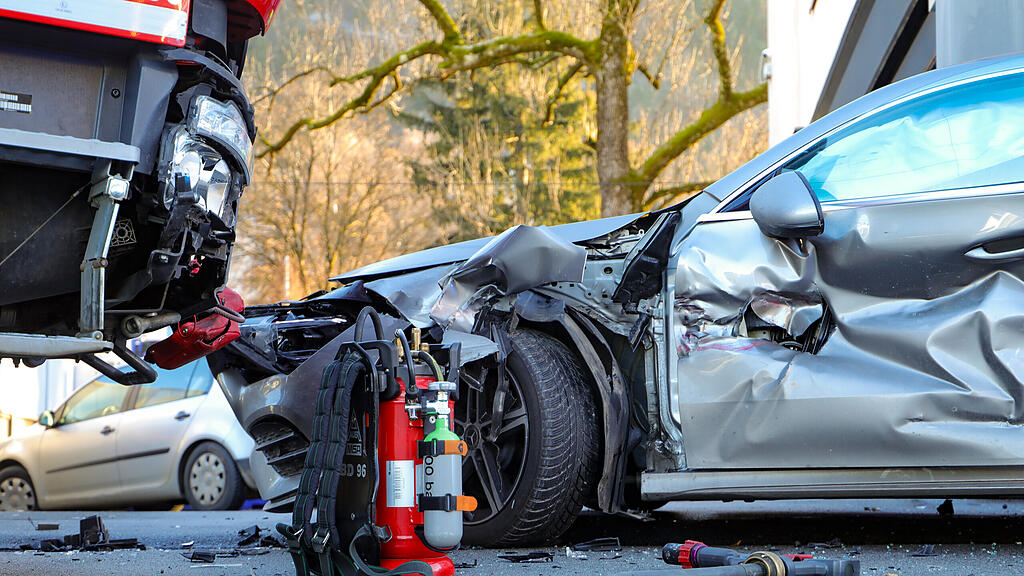 feuerwehrfahrzeug gegen pkw