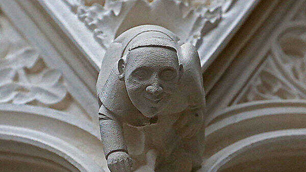 Papst Franziskus guckt vom Kölner Dom herunter