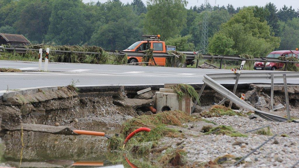 Aufräumarbeiten an der A8