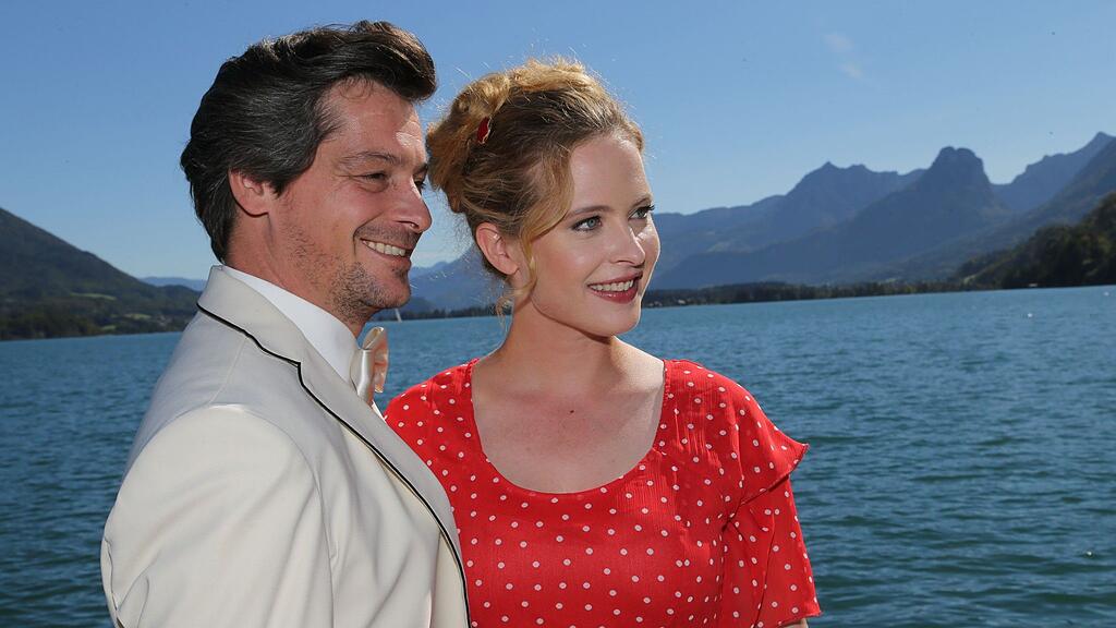 Fototermin zu den Dreharbeiten der Neuverfilmung "Im Weißen Rössl" in St. Gilgen am Wolfgangsee. Im Bild: Diana Amft als Ottilie und Fritz Karl aus Leopold.