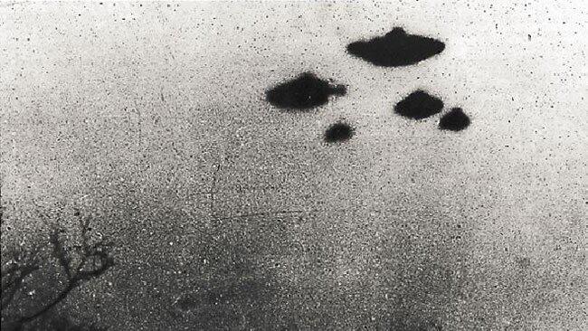 Dieses Foto zeigt UFOs über England und wurde von der CIA veröffentlicht.