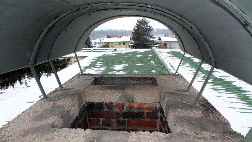 Soldat bleibt in Kamin stecken