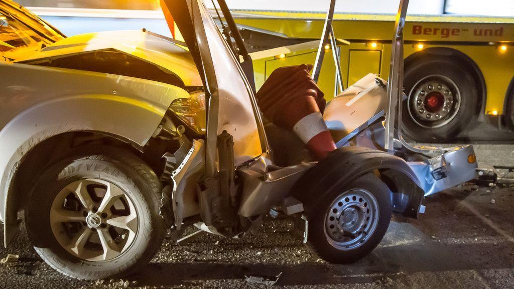 Alkolenker crasht auf A1 in Asfinag-Fahrzeug