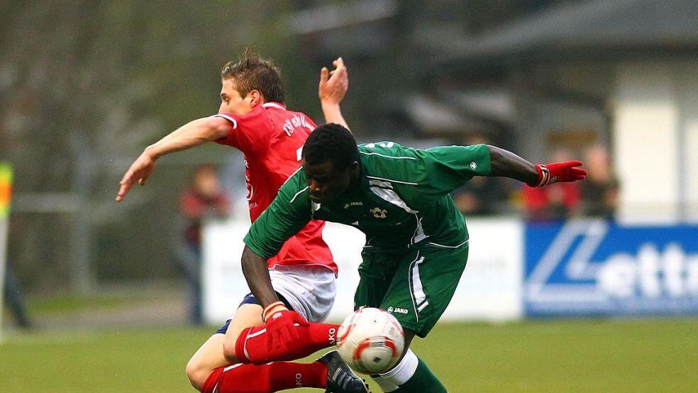 Alex Madlmayr (links) glaubt an einen Sieg gegen Sonko Pa-Ousman und seinen SV Seekirchen.