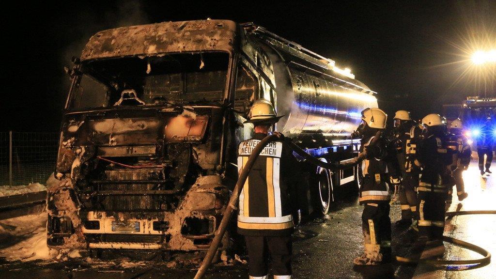 A8: Lkw in Flammen