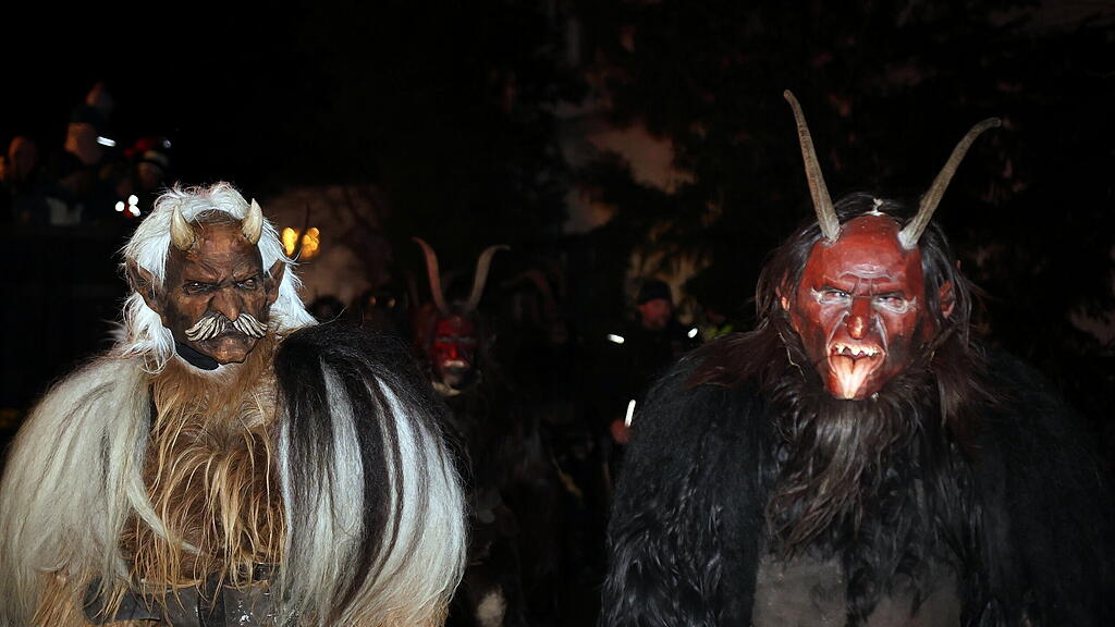 Anifer Krampuslauf am Dorfplatz