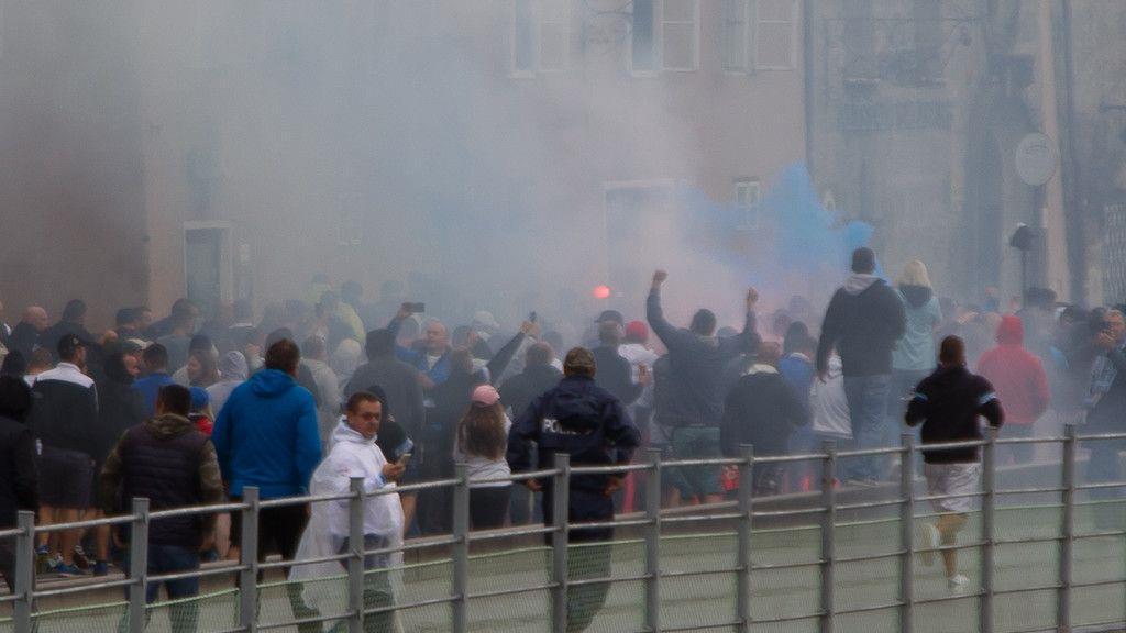 Kroatische Fans marschieren durch Altstadt