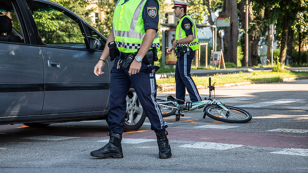 Salzburg-Süd: Auto erfasst Radfahrerin (9)