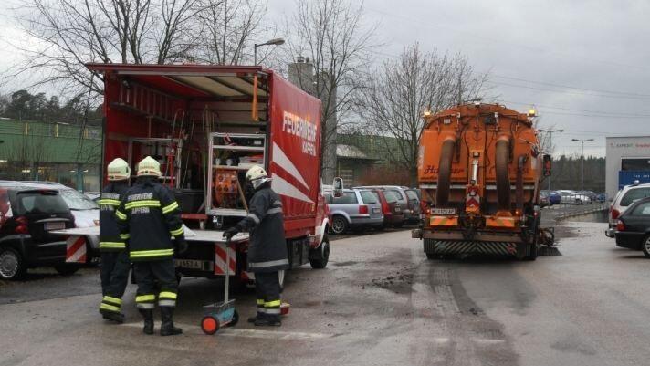 Aus welchem Lkw der Kraftstoff ausgelaufen ist, war noch unklar.