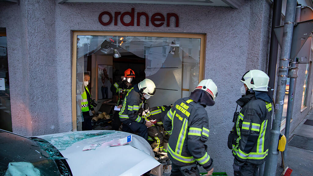 20210515_fmt_PKW_crasht_in_auslage_mw-16.jpg