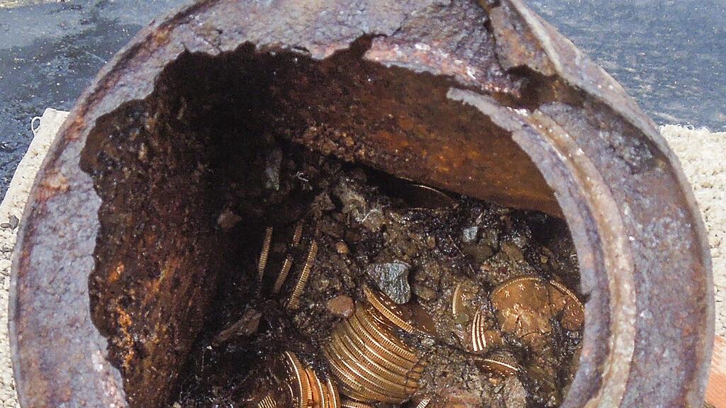 Acht rostige Kanister mit mehr als 1.400 Goldmünzen aus dem 19. Jahrhundert entdeckt