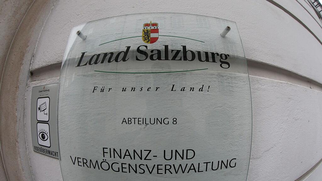Eisls Vollmacht für Derivatgeschäfte aus dem Jahr 2003, die von seinen Nachfolgern verlängert wurde, widerspreche der Landesverfassung, heißt es.