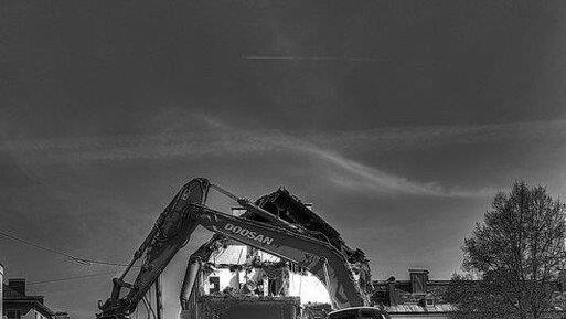 Bagger frisst sich durch Wohnblock