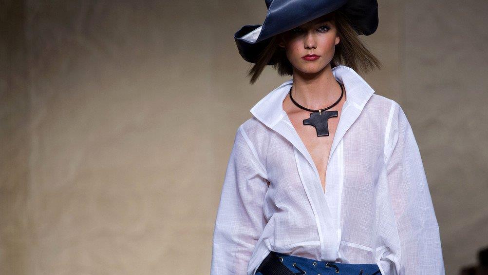 Karlie Kloss trägt einen Bob