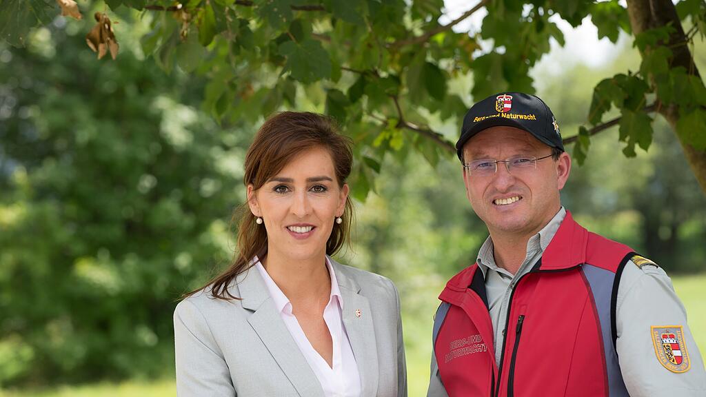 Landesrätin Maria Hutter und Alexander Leitner, der Landesleiter der Salzburger Berg- und Naturwacht.