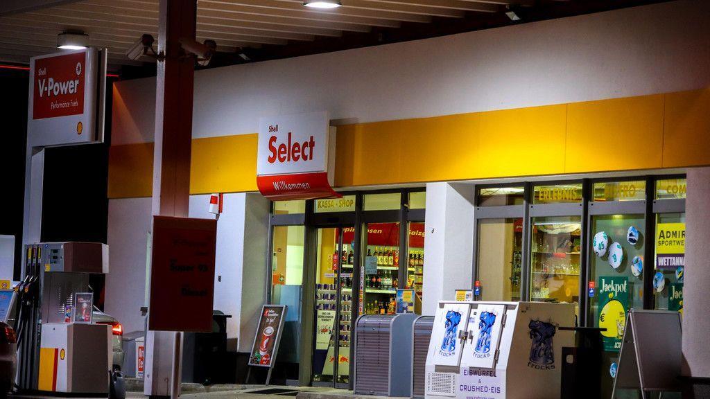 Unbekannter überfällt Tankstelle in Lochen