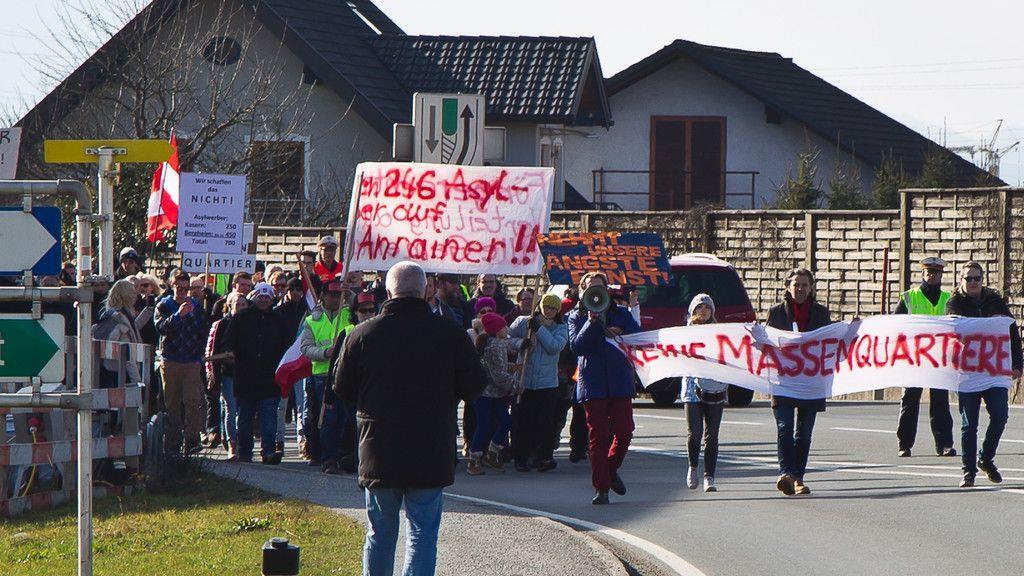 200 Personen demonstrieren gegen Asyl-Großquartier in Straniakstraße