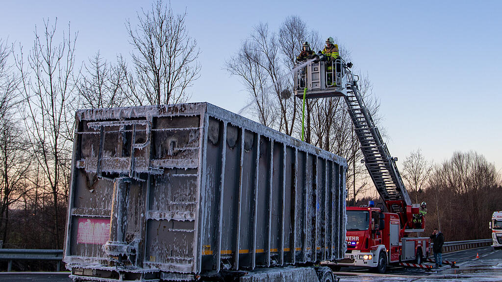 Lkw-Anh\u00e4nger in Nu\u00dfdorf in Vollbrand