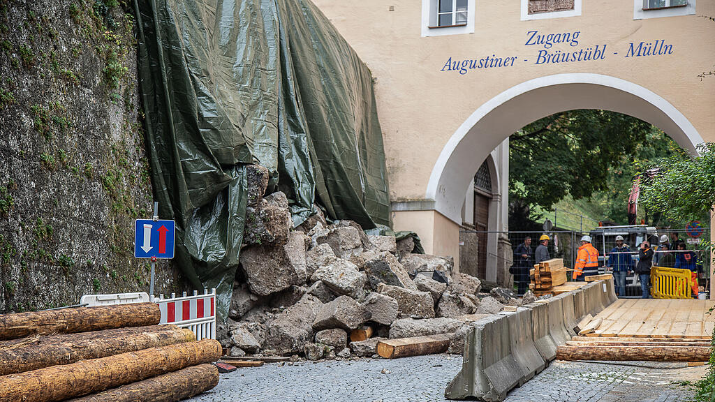 Tonnenschwere Gesteinsbrocken stürzten in die Augustinergasse.