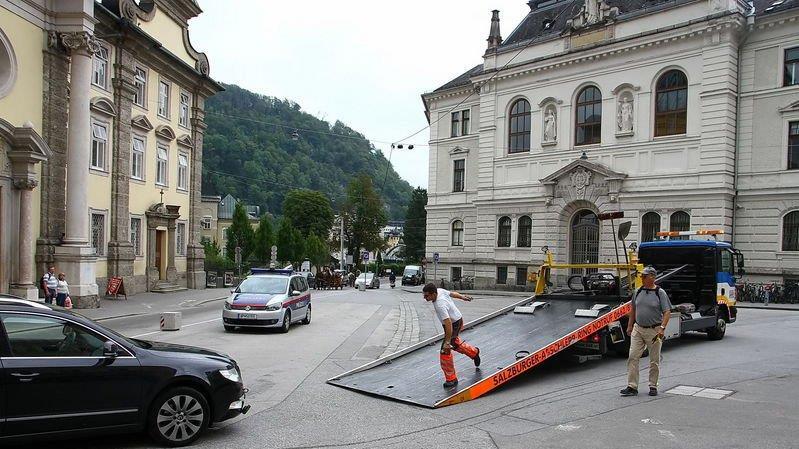 Deutscher Pkw prallt in Poller