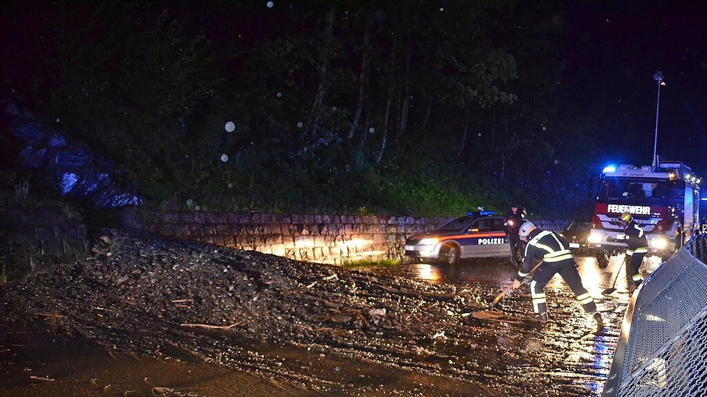 30 Feuerwehrleute rückten zum Murenabgang auf der Wagrainer Bundesstraße aus.