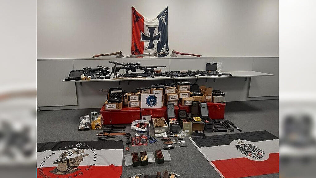 Sichergestellte Waffen und NS-Devotionalien