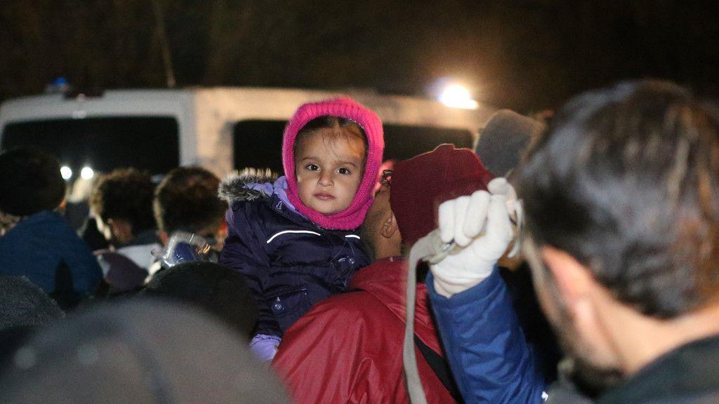 OÖ: Zahlreiche Flüchtlinge verbringen Nacht an Grenze