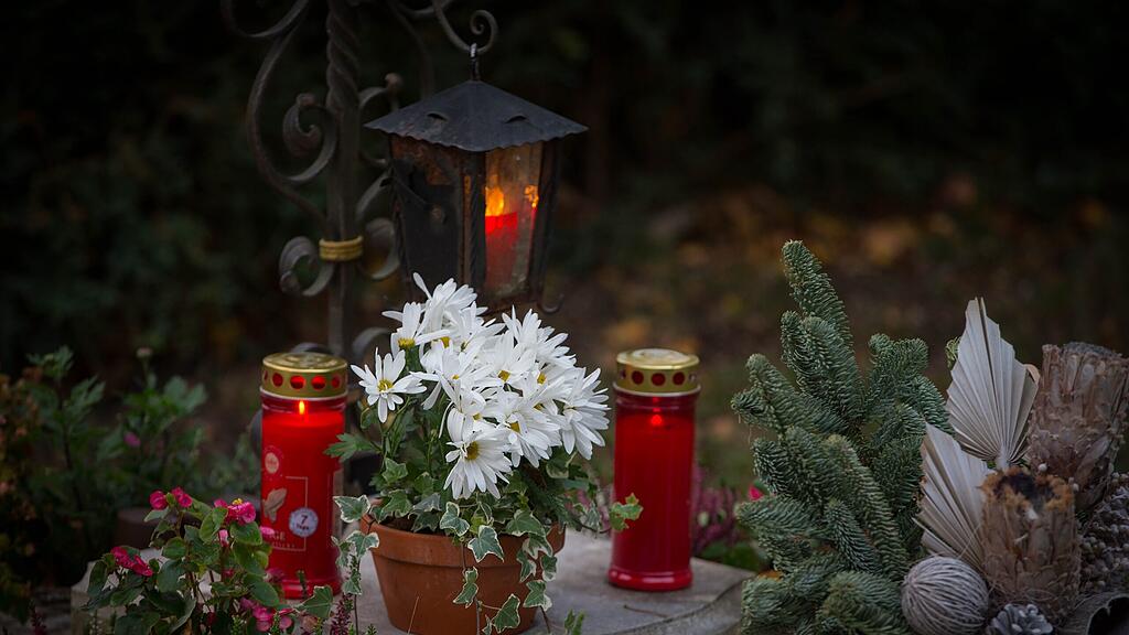 Blumen und Kerzen schmücken die Gräber vor allem an Allerheiligen.