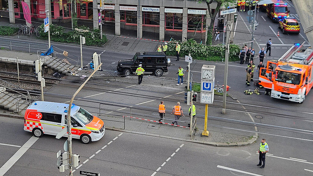 Auto fährt in Stuttgart in Menschengruppe