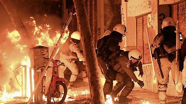 Die Polizei steht den Krawallmachern weitgehend machtlos gegenüber