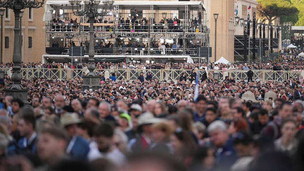 Neuer Papst: Menge im Vatikan