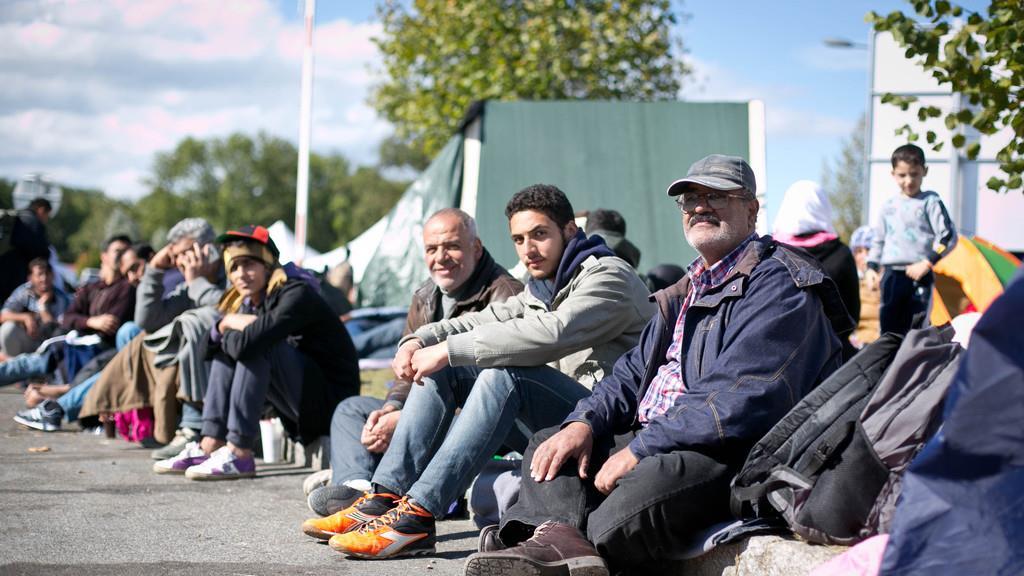 Zahlreiche Helfer am Grenzübergang