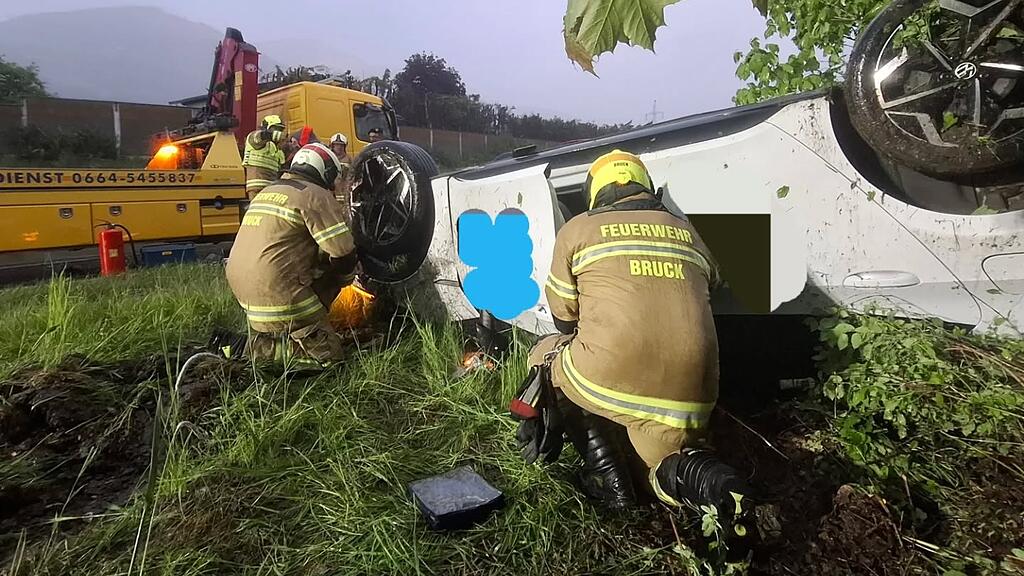 Verletzter bei E-Auto-Überschlag auf B311 in Bruck