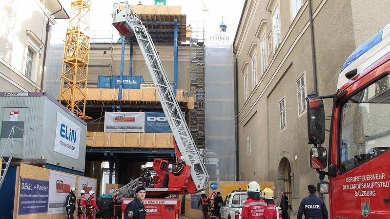 Arbeiter stürzt von Dach