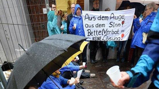 Stille Demo gegen Bettelverbot vor dem Rathaus
