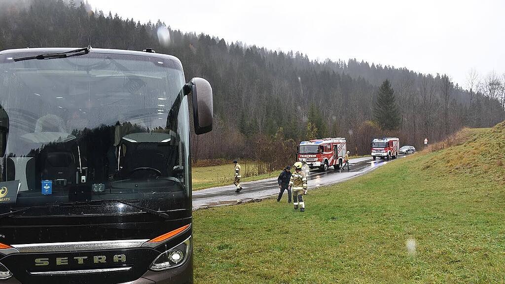 Abtenau: Reisebus bleibt in Wiese hängen