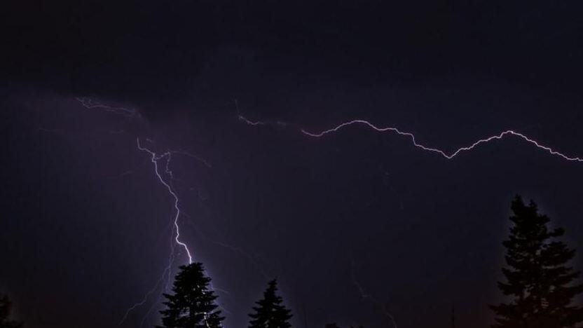 Lokal sind Unwetter möglich, es könnte örtlich bis zu 100 Liter pro Quadratmeter regnen.