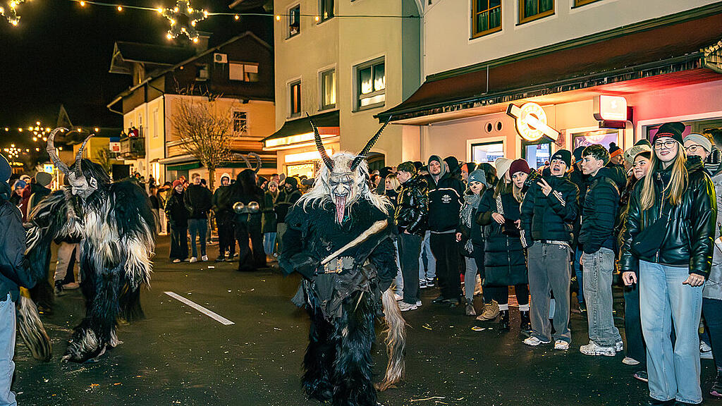 Krampuslauf im Ortszentrum, Großgmain