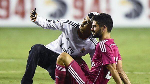 Aufs Feld gestürmt und "Selfie" mit Isco gemacht