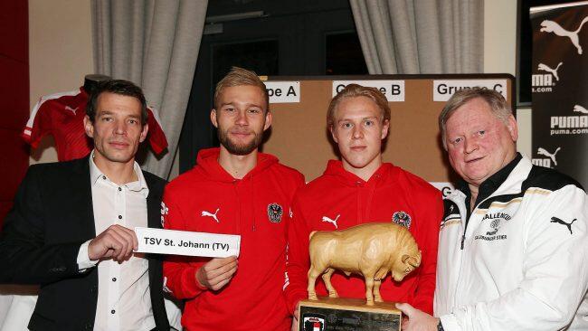 Die Bullen-Youngsters Konrad Laimer und Xaver Schlager nahmen mit den Stier-Organisatoren Wolfgang Mayer (l.) und Thomas Selner (r.) die Auslosung vor.