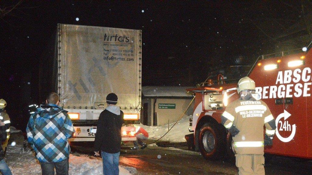 Schwierige Lkw-Bergung