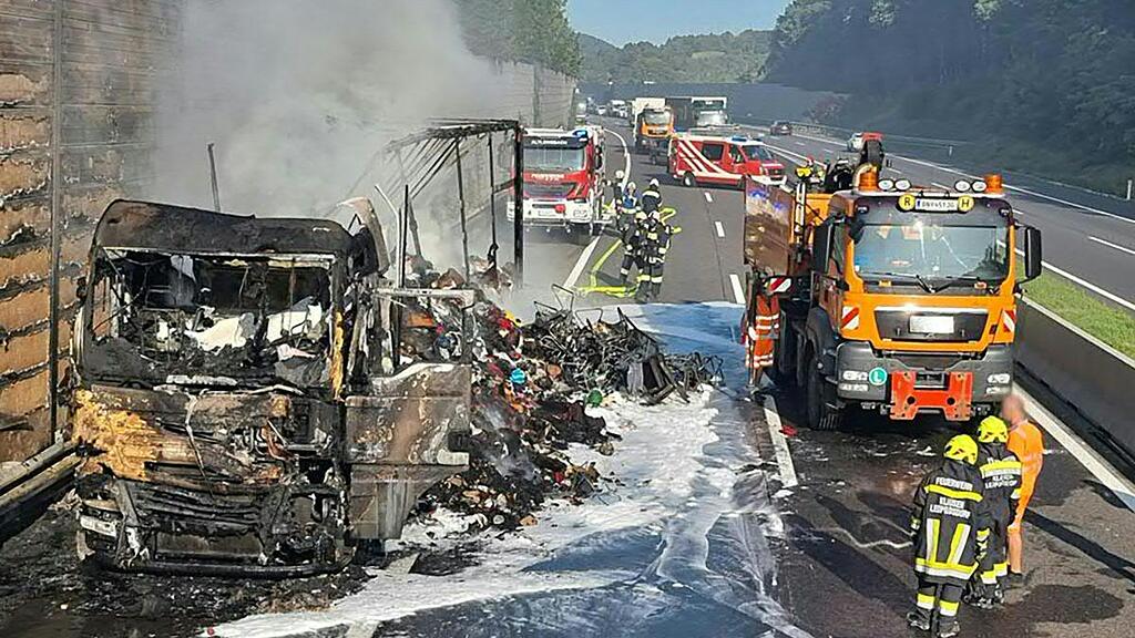 Lkw brennt auf A21 in NÖ nieder