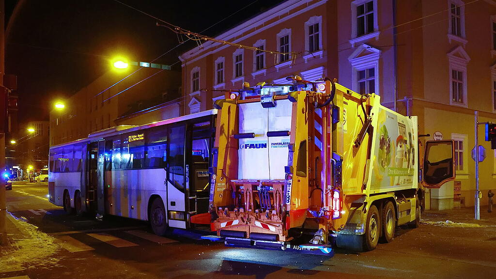 müllabfuhr-lkw gegen bus