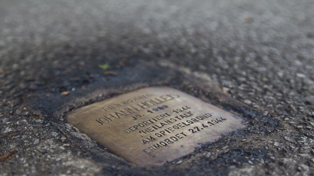 Erneut Stolpersteine in Salzburg beschmiert