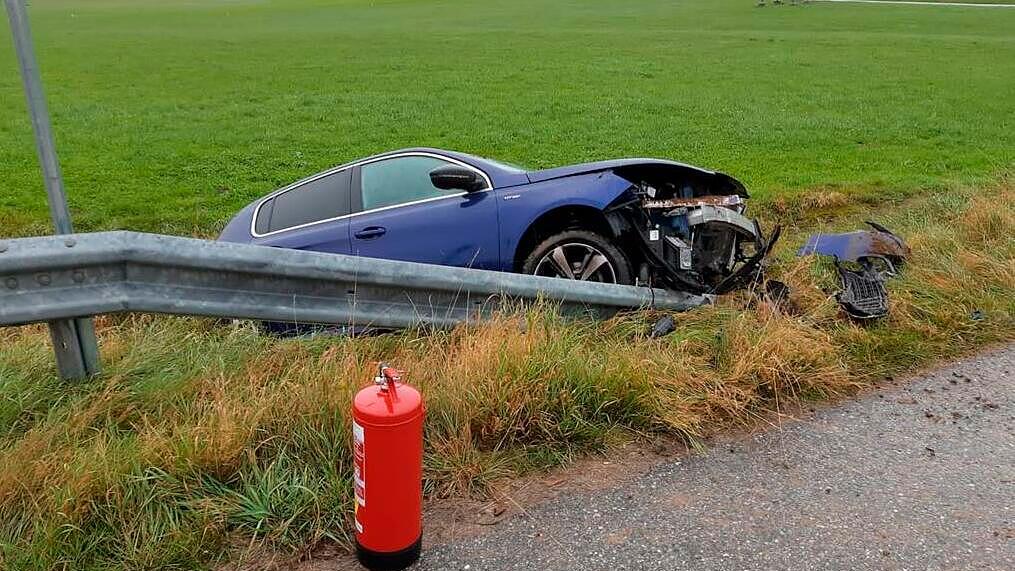 L207: Pkw stürzt in Seeham in Graben