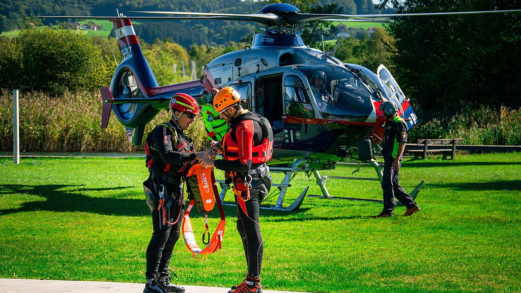Übungstag der Wasserrettung und Flugpolizei am Obertrumer See
