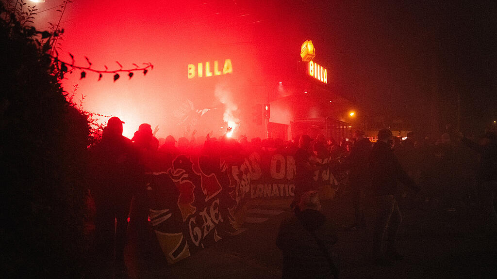 Fanmarsch von Go Ahead Eagles in Salzburg