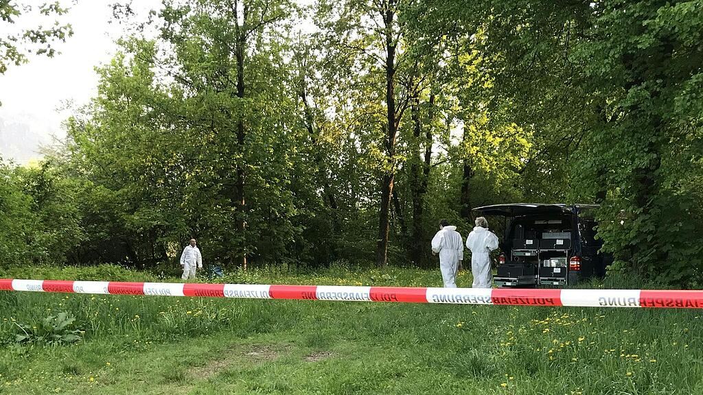 Der Leichnam war in einem Plastiksack verstaut, oberflächlich eingegraben und mit Ästen bedeckt.