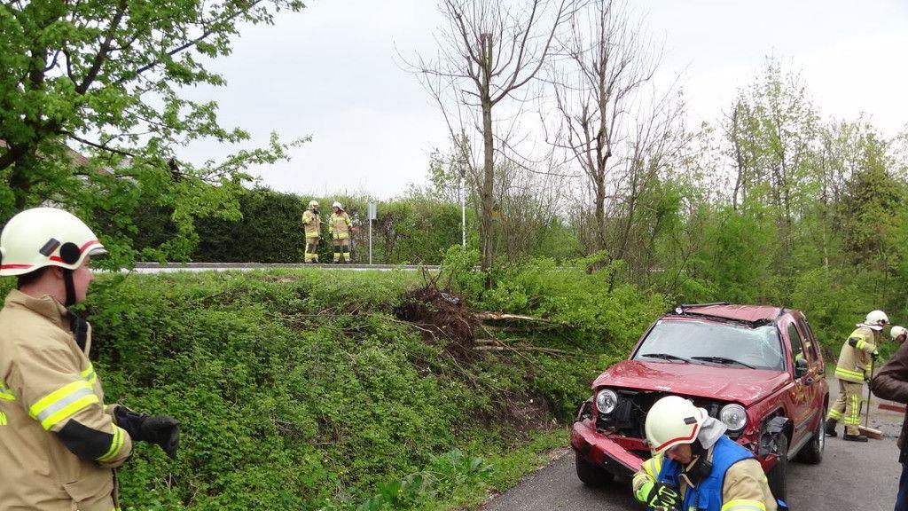 Grödig: Fahrzeug stürzt über Böschung
